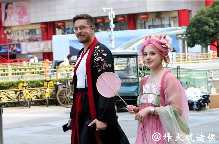 “外国客”着汉服，直呼：在沪过春节，“国际范”与“烟火气”全都拉满了！