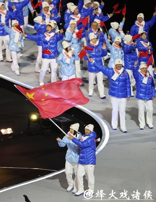 骄傲，中国体育代表团正式入场，286人参赛创历史新高，米兰-科尔蒂纳冬奥会开幕式现场精彩纷呈